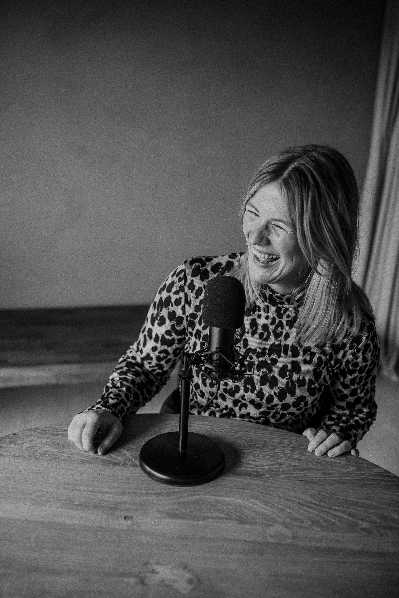 Barbara Brommer achter de microfoon